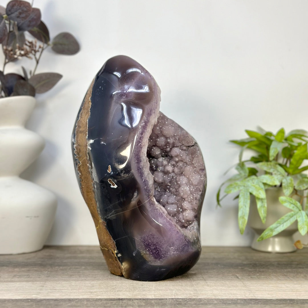 Zucker-Amethyst-Geode groß mit spiegelnder Oberfläche und Achat-Schale