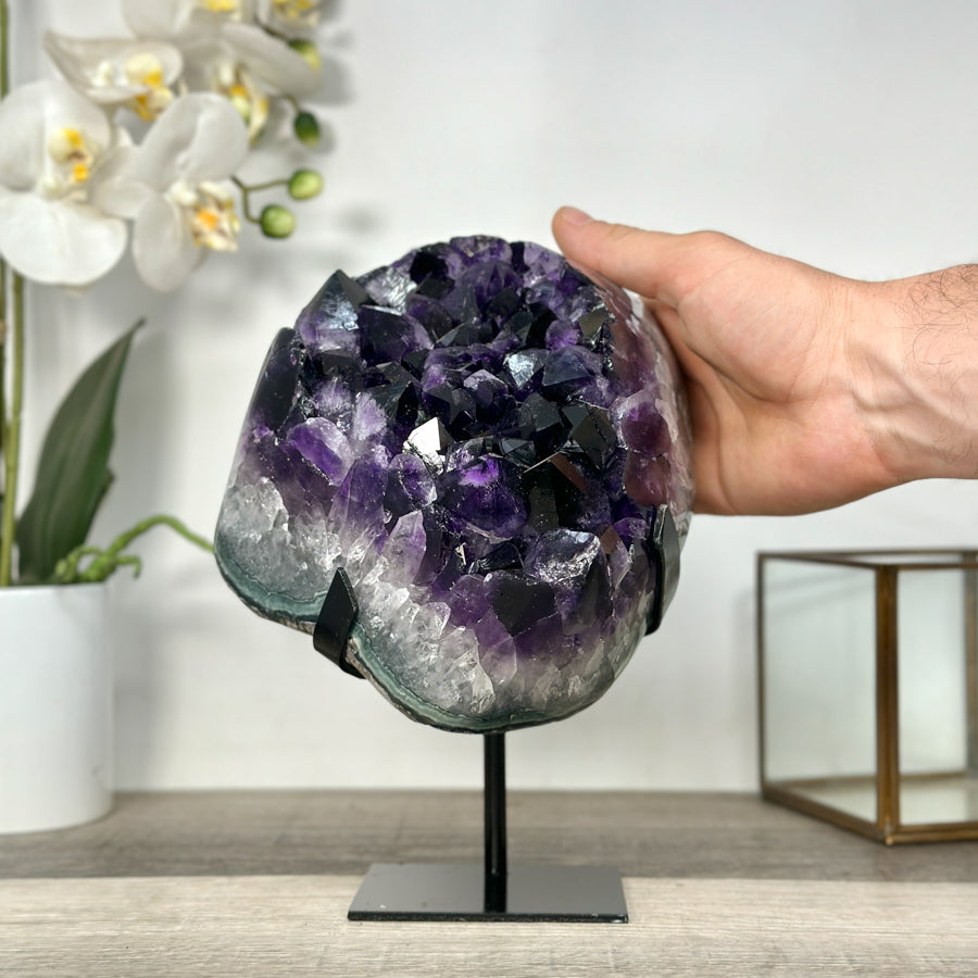Amethyst-Geodencluster mit großflächigen, kraftvoll gewachsenen Kristallspitzen