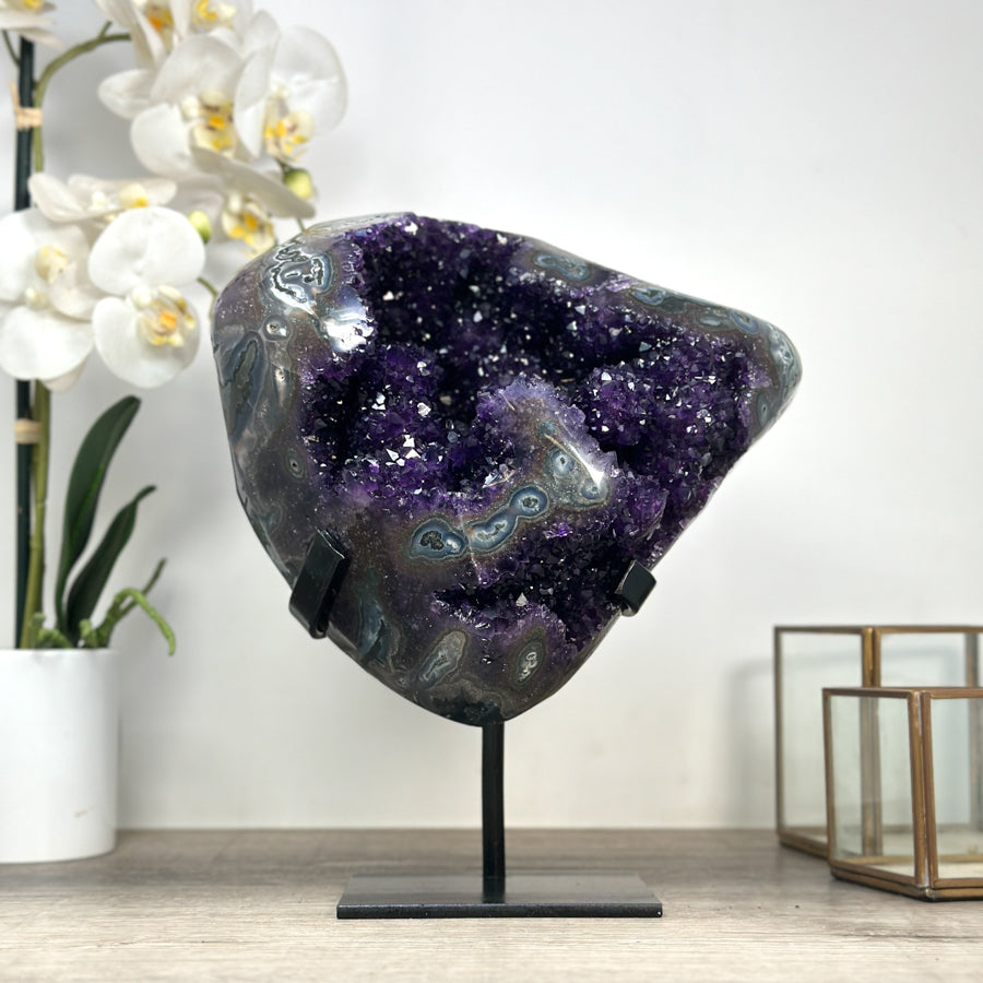 Amethyst-Geode mit außergewöhnlicher, tropfsteinartiger Innenarchitektur, in ausgewählter Spitzenqualität