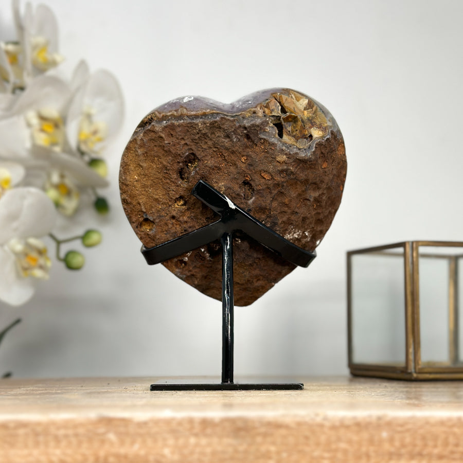Amethyst-Herzskulptur mit großkristalliner, tiefvioletter Kristallbildung