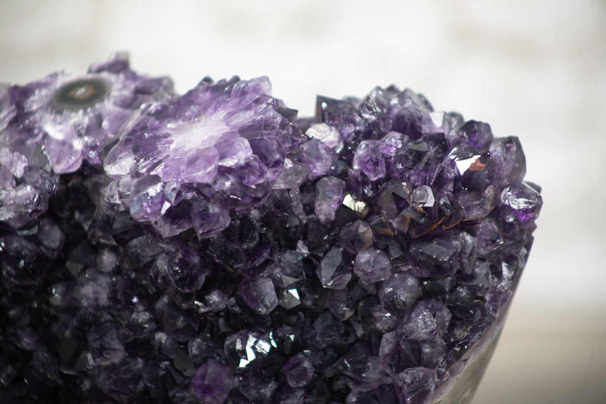 Amethyst-Kristall-Exemplar mit natürlich gewachsener, violetter Kristallstruktur