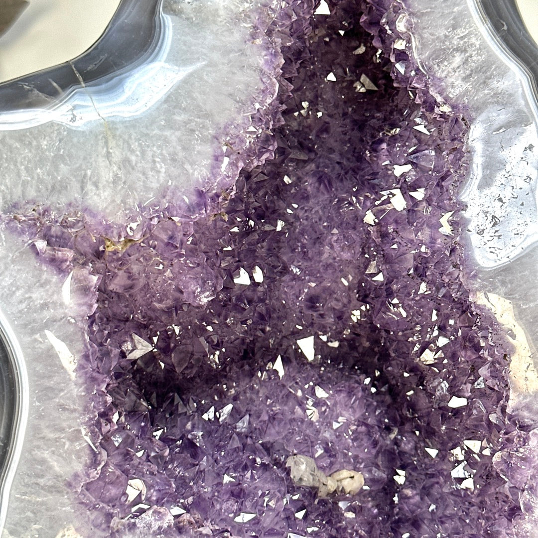 Amethyst-Geode groß mit fließender Kristallform und blauer Achat-Bänderung