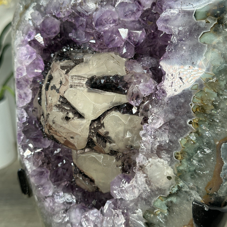 Amethyst-Geode groß mit Quarz-Schale und schwarzer Hämatit-Kalzit-Einlagerung