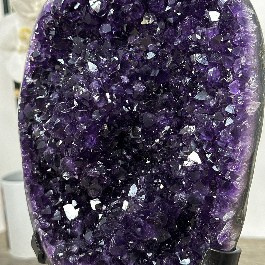 Amethyst-Geode mit klar ausgebildeter Kristallstruktur, in hochwertiger Naturqualität