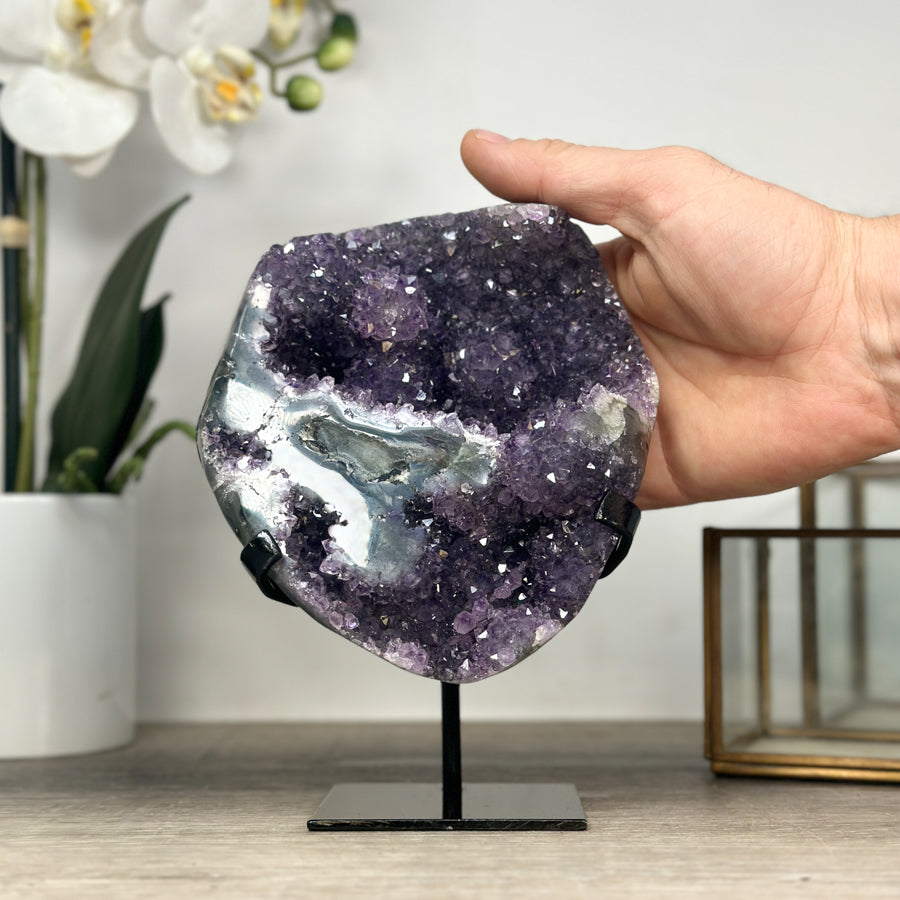 Amethyst-Cluster mit facettenreichen, violetten Kristallspitzen