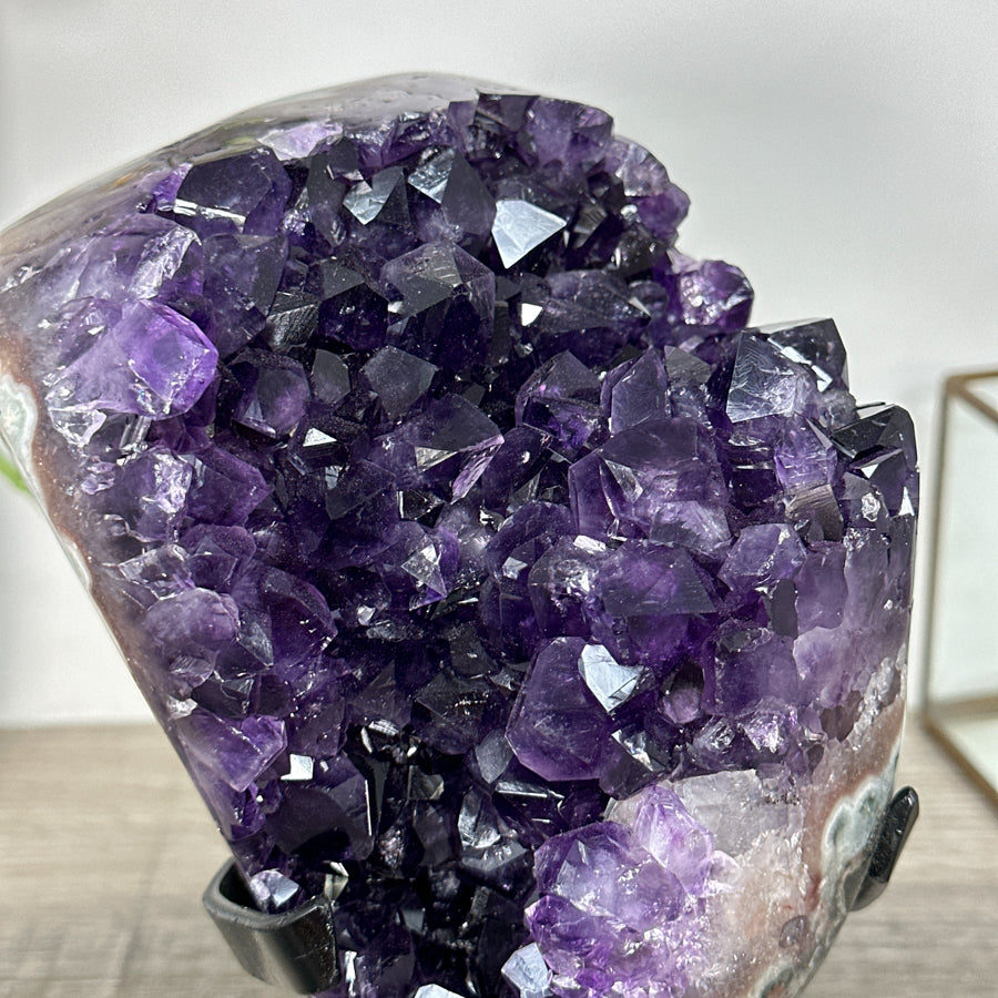 Amethyst-Cluster mit klar abgegrenzter, tiefvioletter Kristallstruktur