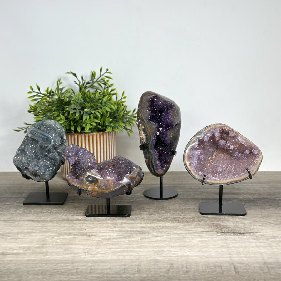 Kristallenskulpturen-Set 4-teilig, aus Naturstein mit kristallinen Oberflächen und Mehrfarbigkeit
