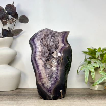Zucker-Amethyst Cluster mit harmonischer, dekorativer Tiefenwirkung und Achat-Schale