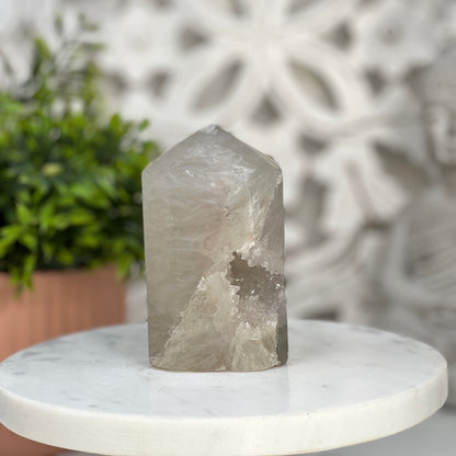 Quarz-Obelisk mit präziser prismatischer Kristallstruktur