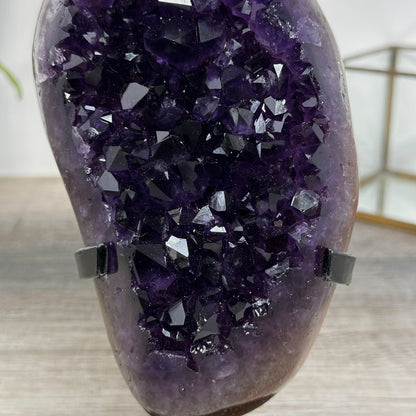 Amethyst-Kristallcluster mit großflächig reflektierender Kristallzone