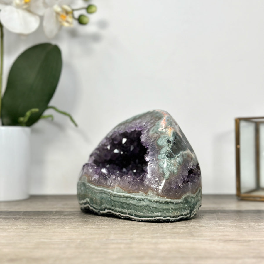 Amethyst-Geode mit strukturierter Jaspis-Schale