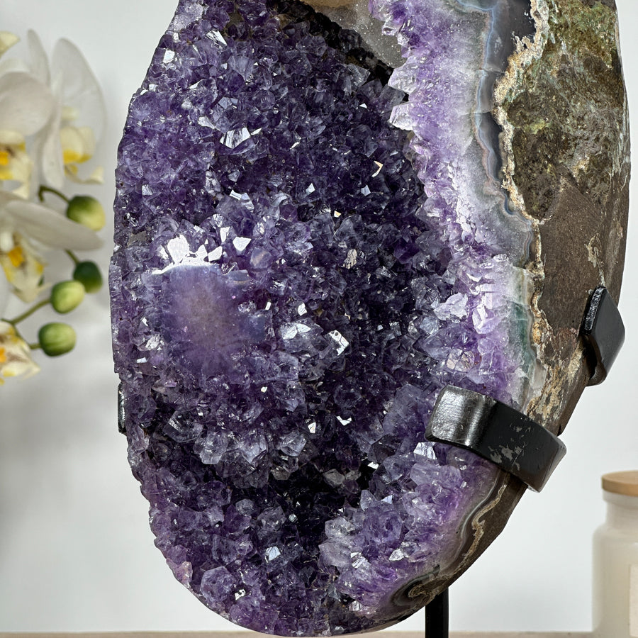 Amethyst-Geode mit wunderschön plastischer Kalzitformation
