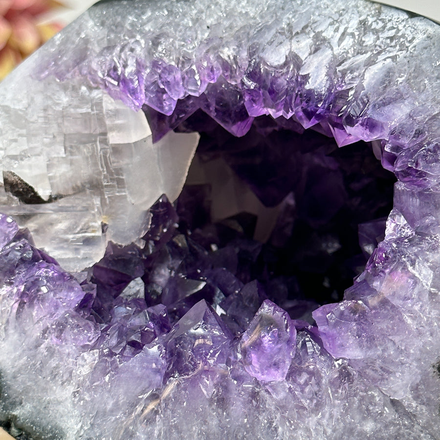 Amethyst-Achat-Geode mit plastischer Kalzitformation