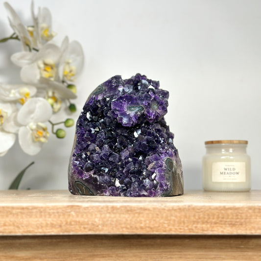 Amethyst-Druse mit intensiv tiefvioletter Kristallstruktur