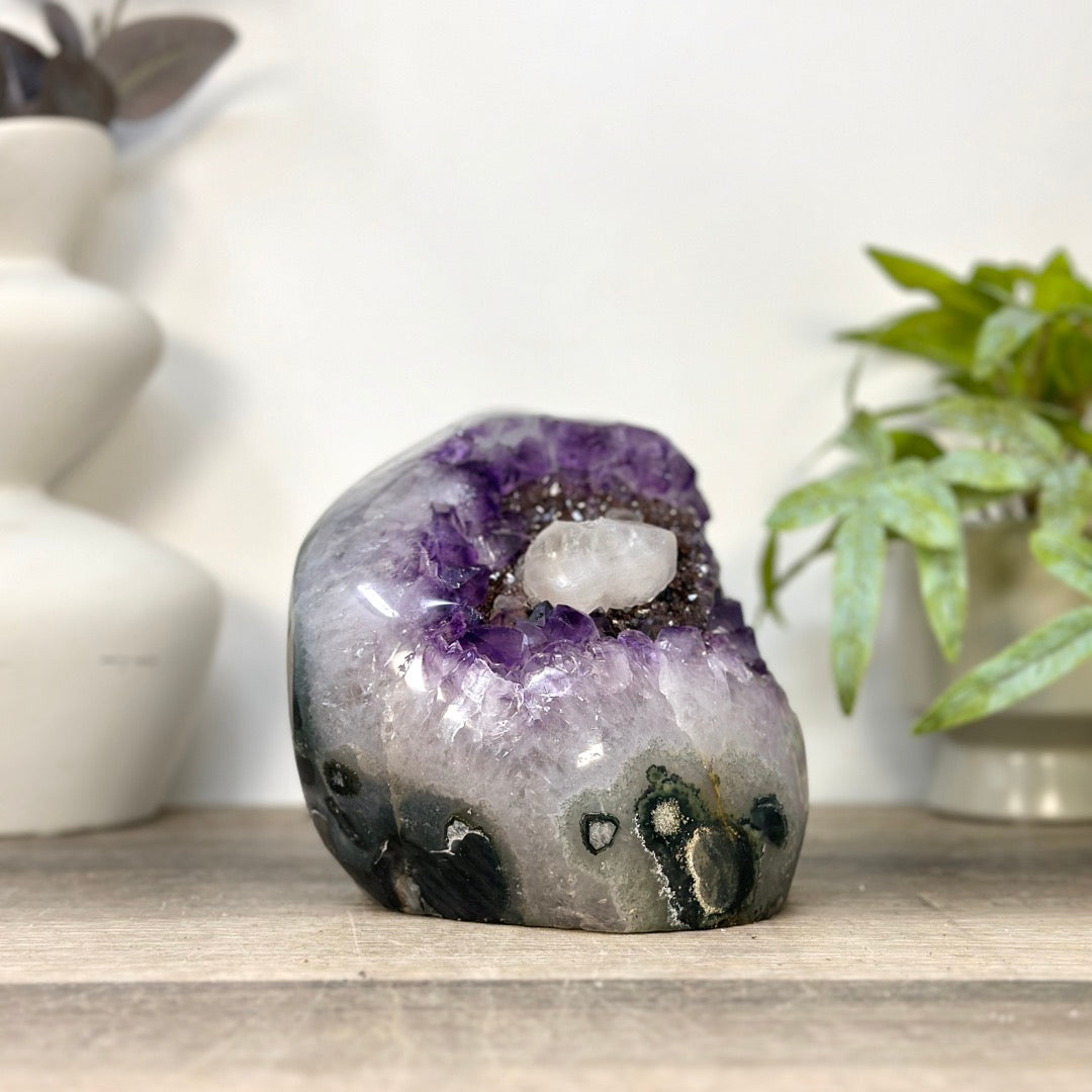 Amethyst-Cluster mit schwarzem Hämatit und feiner Kalzitbildung