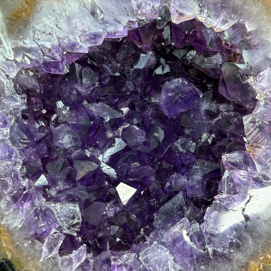 Amethyst-Geode mit goldfarbener Randstruktur