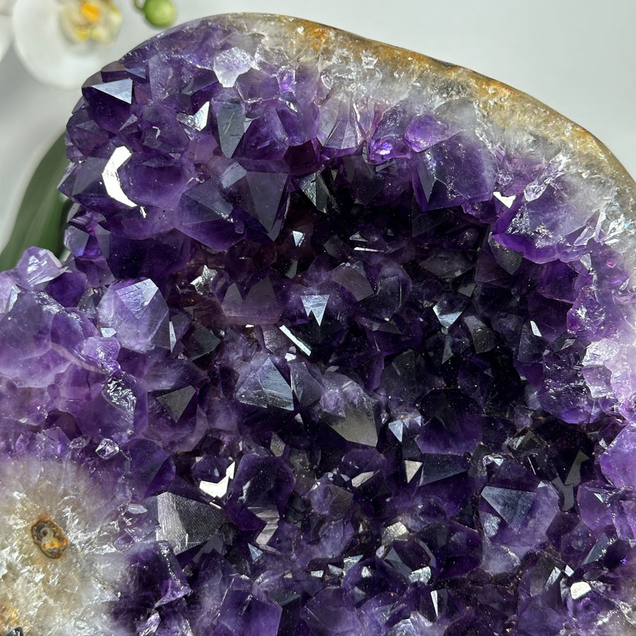 Amethyst-Kristallcluster mit großflächiger, tiefvioletter Kristallstruktur, in hochwertiger Naturqualität