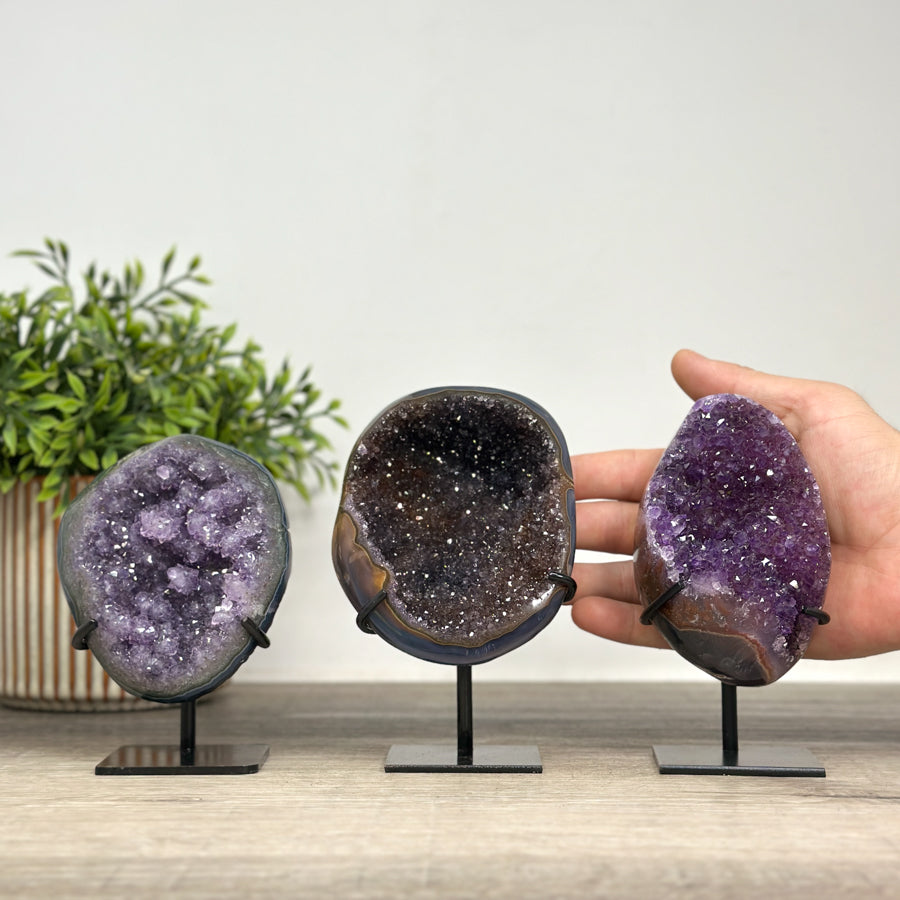 Kristallenskulpturen-Set 6-teilig, mit prismatisch gewachsenen Kristallflächen und kontrastreicher Mineralmatrix