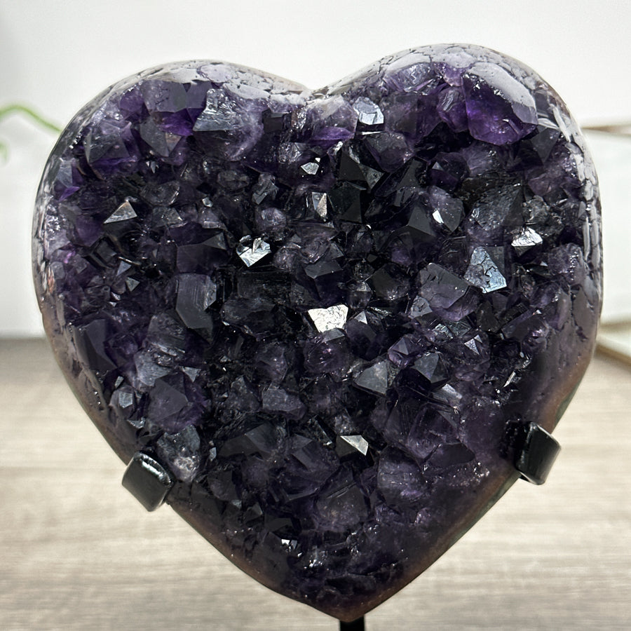 Amethyst-Kristallherz mit intensiv schattierter, dunkelvioletter Kristallzone