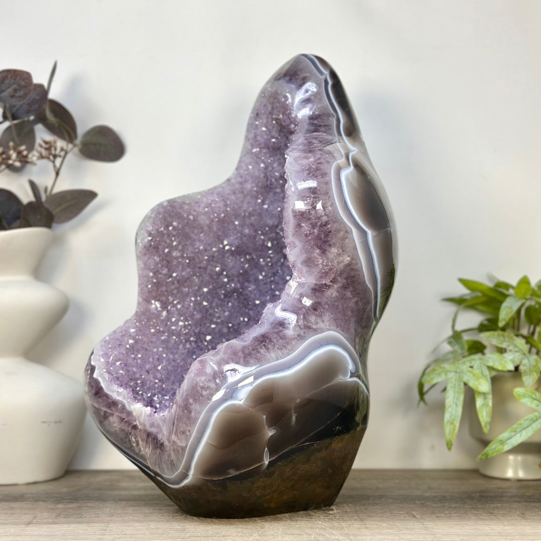 Amethyst-Geode XXL mit massiver raumprägender Präsenz