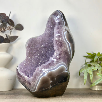Amethyst-Geode XXL mit massiver raumprägender Präsenz