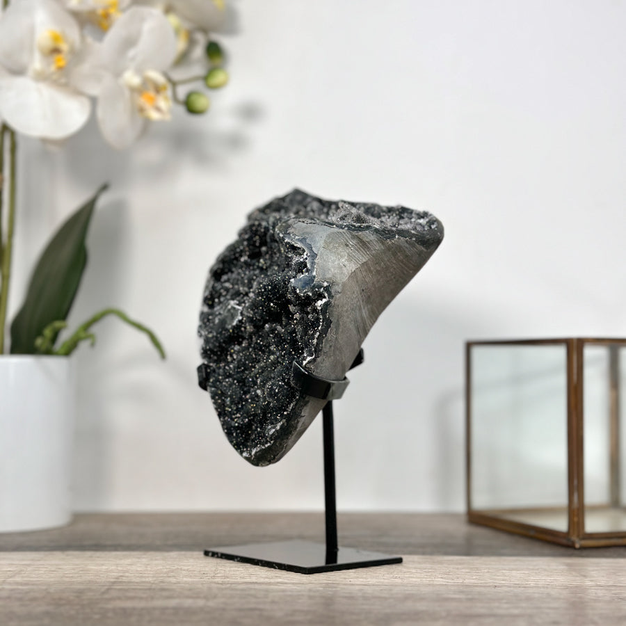 Schwarzer Druzy-Kristallcluster mit metallisch schimmernder Oberfläche