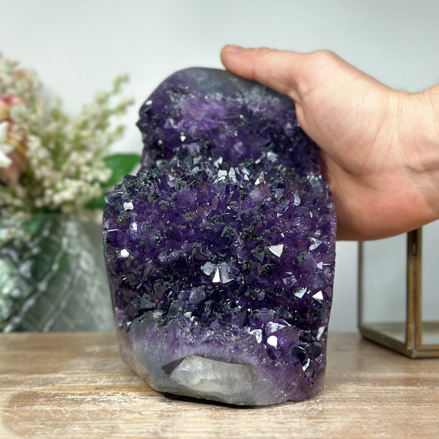 Amethyst-Kathedrale groß mit weit geöffneter, kristallreicher Innenkammer