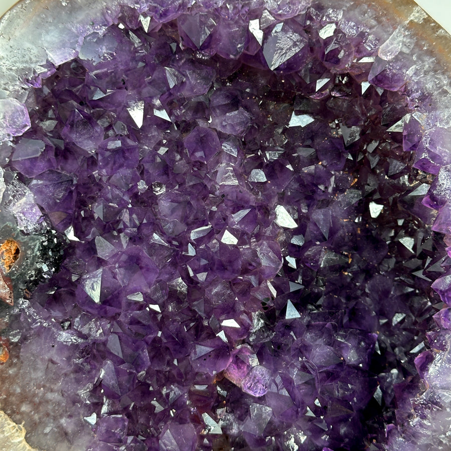 Amethyst-Geode groß mit offen ausgeformter Kristallkammer