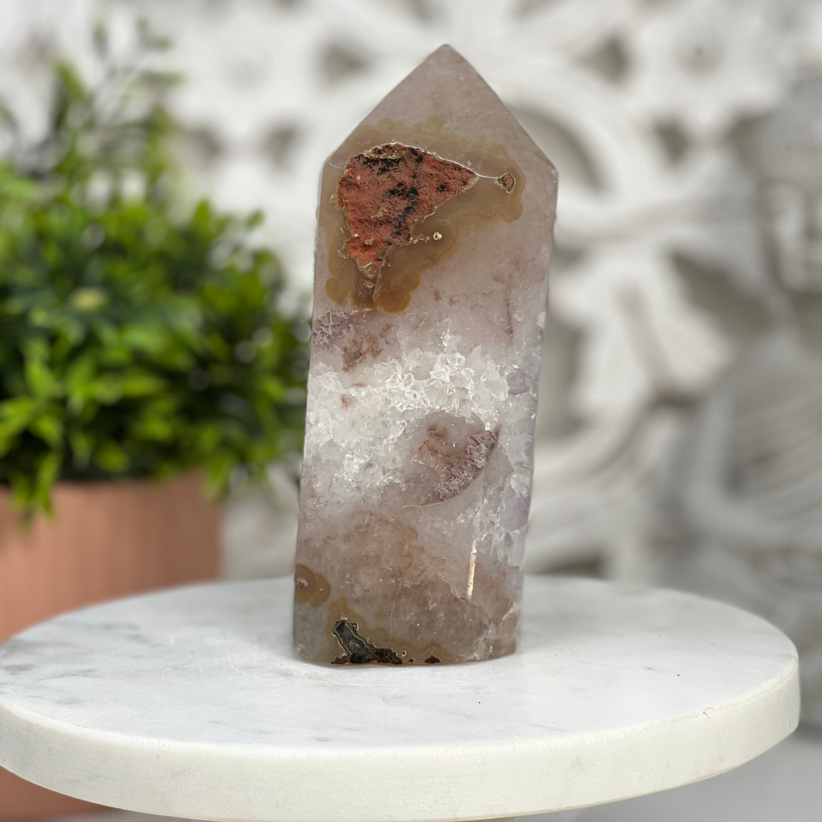 Naturstein-Geoden-Obelisk mit kristallinem Innenzentrum
