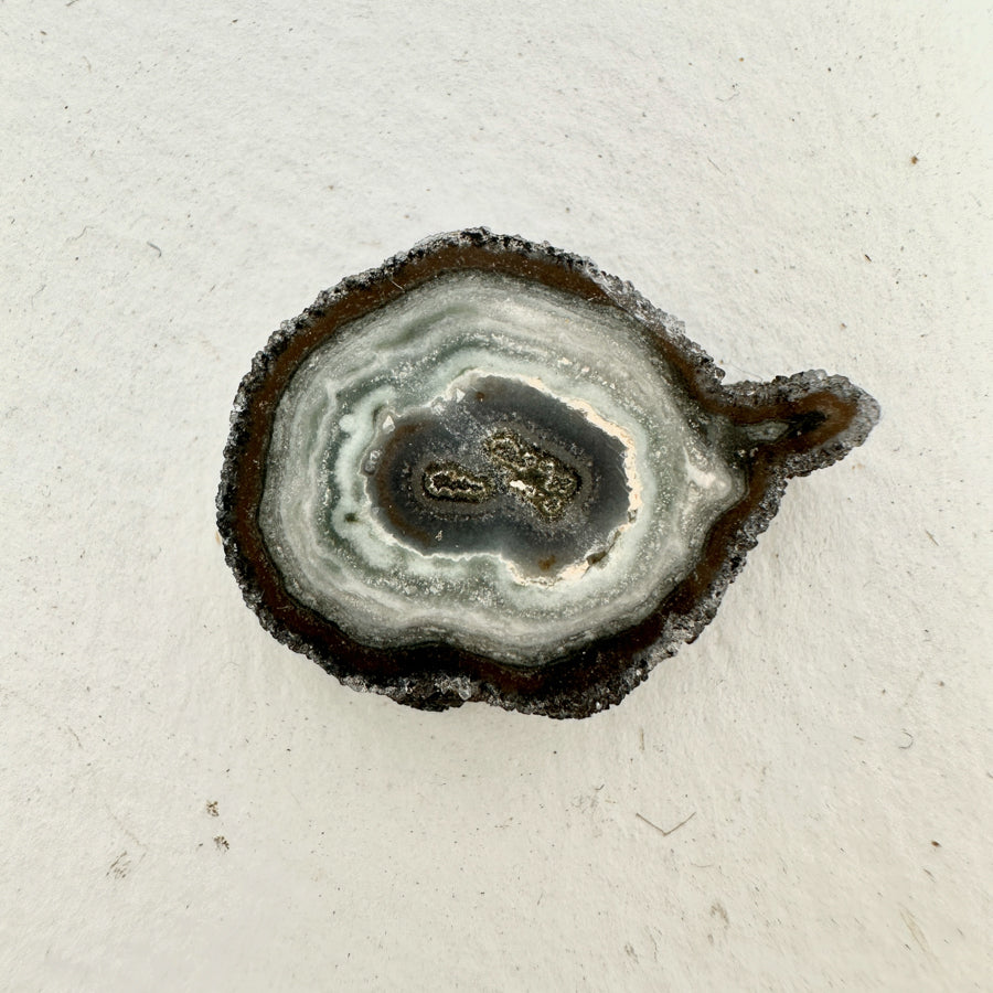Amethyst-Jaspis-Quarz-Stalaktiten-Scheiben mit konzentrischer Mineralstruktur