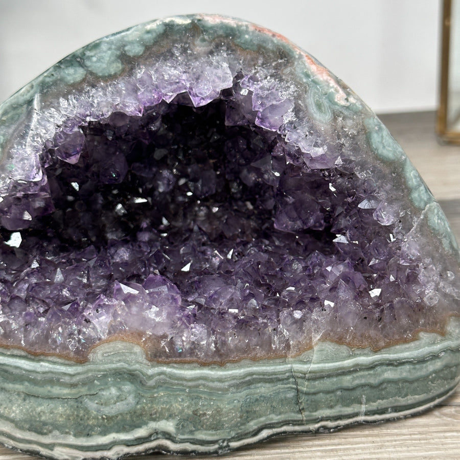 Amethyst-Geode mit strukturierter Jaspis-Schale