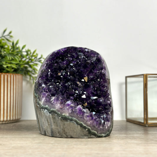 Amethyst-Druse mit wunderschön verwachsener Kristallstruktur, in ausgewählter Spitzenqualität