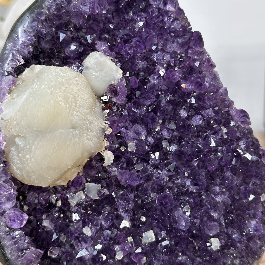 Amethyst-Kristall mit klar ausgeprägter weißer Kalzitformation