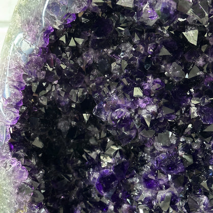 Amethyst-Kristallcluster XL mit kompakt verdichteter Kristallmasse, in exklusiver Premiumqualität