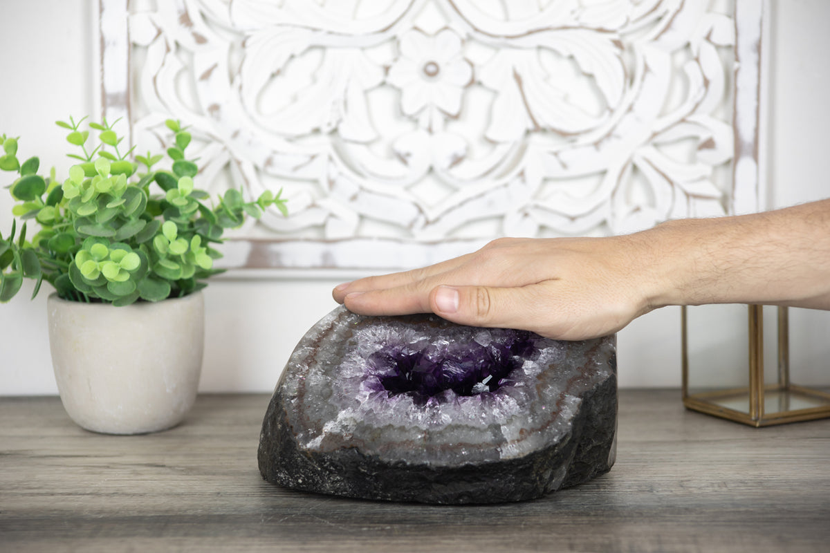 Amethyst-Geode groß mit dicht gewachsener, purpurfarbener Kristallstruktur