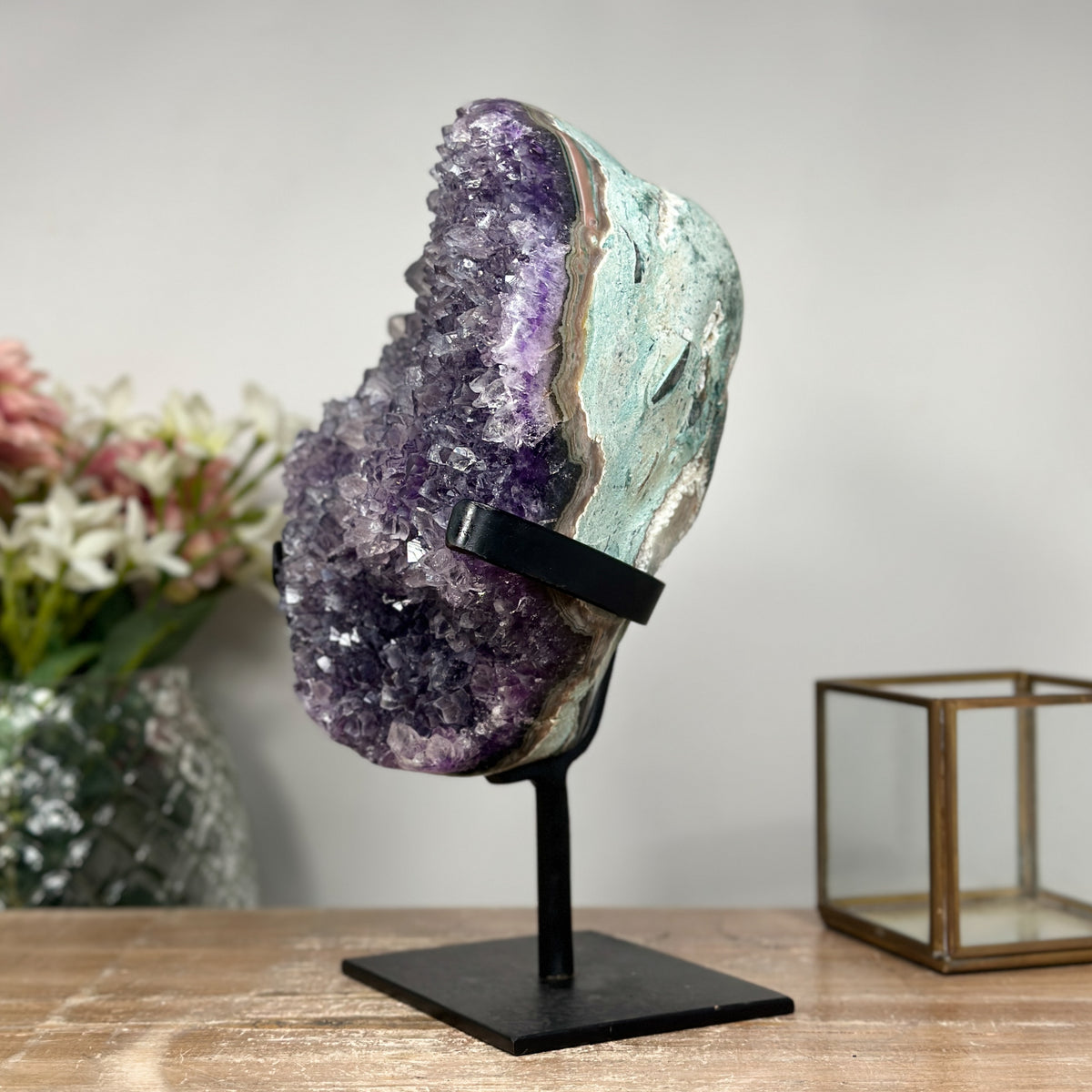 Amethyst-Jaspis-Kristallcluster groß mit grün gebänderter Naturschale