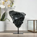 Schwarzer Druzy-Kristallcluster mit metallisch schimmernder Oberfläche