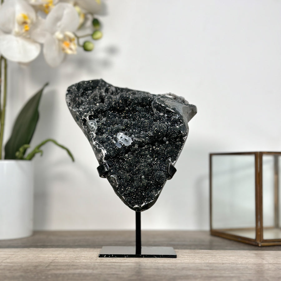 Schwarzer Druzy-Kristallcluster mit metallisch schimmernder Oberfläche