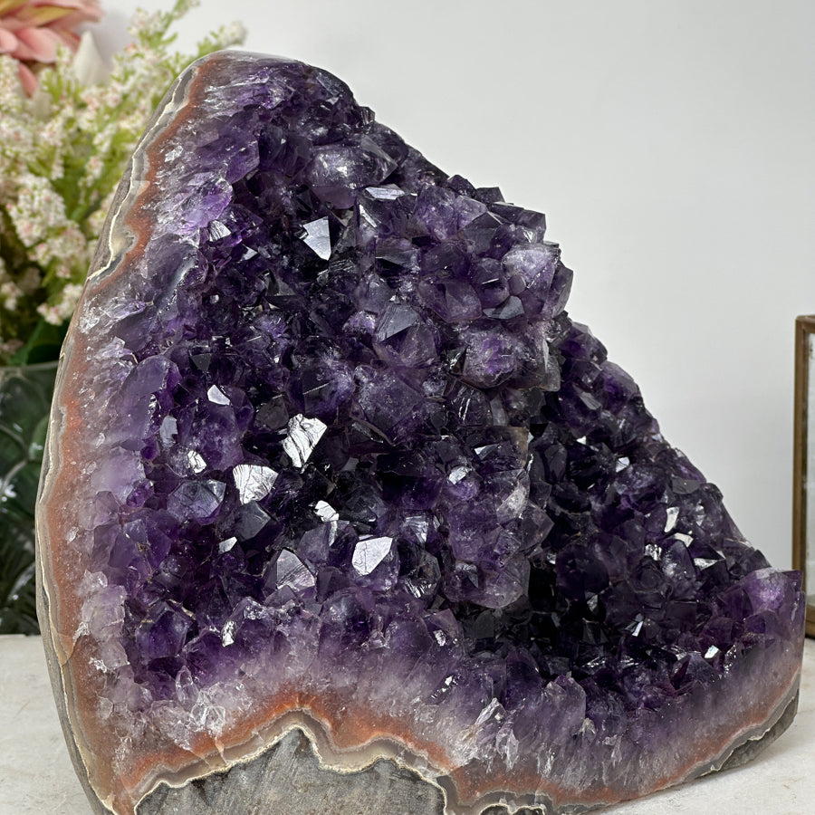 Amethyst-Kathedrale mit kristallreicher, violetter Innenstruktur