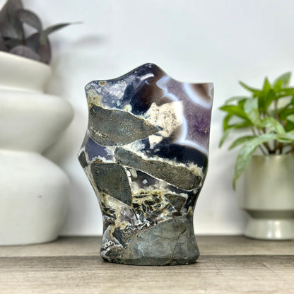Amethyst-Skulptur mit einzigartiger Kristallarchitektur und Quarz-Einschlüssen