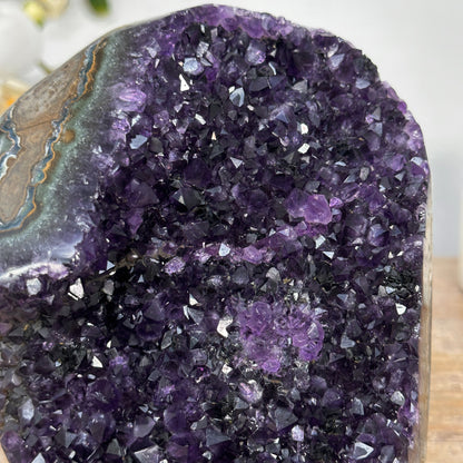 Amethyst-Druse mit violetter Kristallstruktur und grüner Jaspis-Matrix