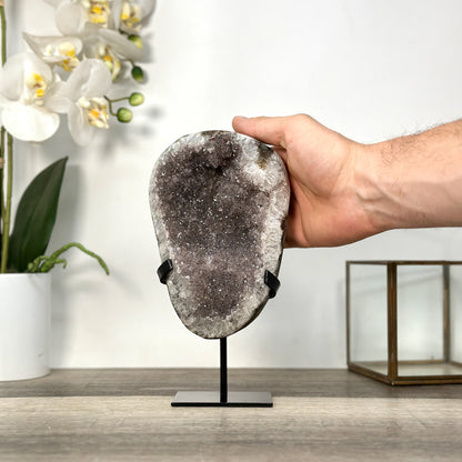 Amethyst-Geode mit grau getönter, dichter Kristallstruktur