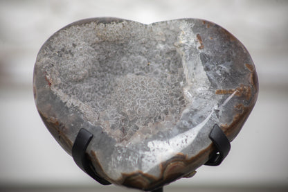 Quarz-Druzy-Herzskulptur mit funkelnder, kristallreicher Druzy-Oberfläche