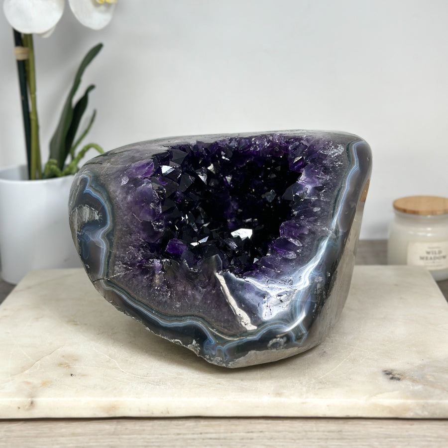 Amethyst-Achat-Geode mit harmonisch verlaufender Bänderstruktur, in ausgewählter Spitzenqualität