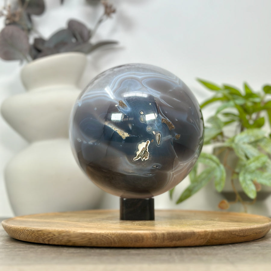 Amethyst-Achat-Steinkugel massiv mit dichter Kristallstruktur