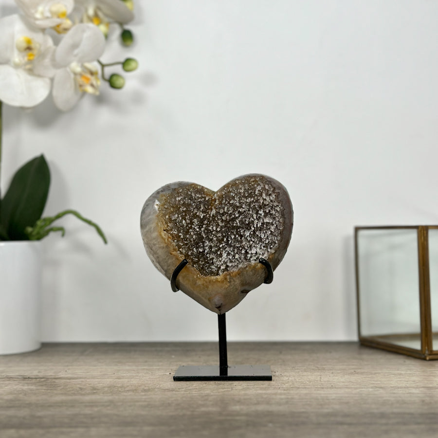 Quarz-Herzskulptur mit kristallklarer, lichtdurchlässiger Quarzstruktur