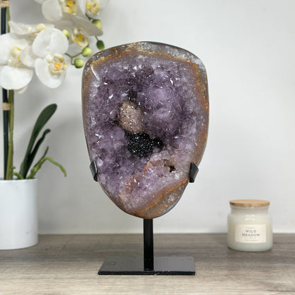 Amethyst-Cluster mit schwarzer Hämatitformation