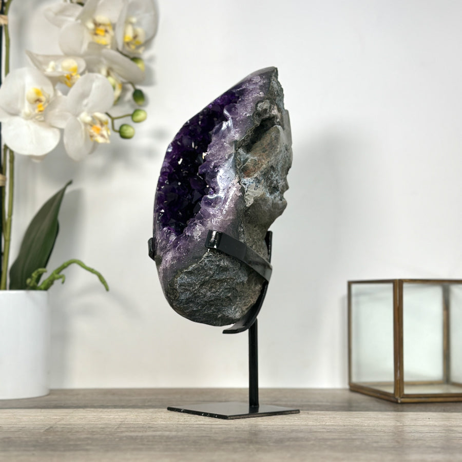 Amethyst-Geode mit dicht gewachsener, purpurfarbener Kristallstruktur