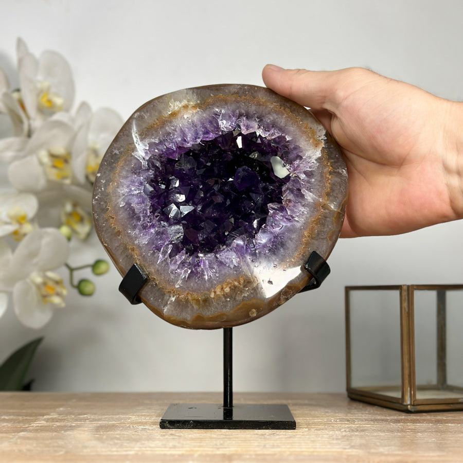 Amethyst-Geode mit goldfarbener Randstruktur