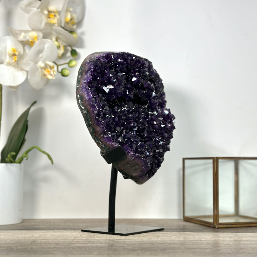 Amethyst-Kristallcluster mit tiefviolett funkelnder, transparenter Kristallspitze